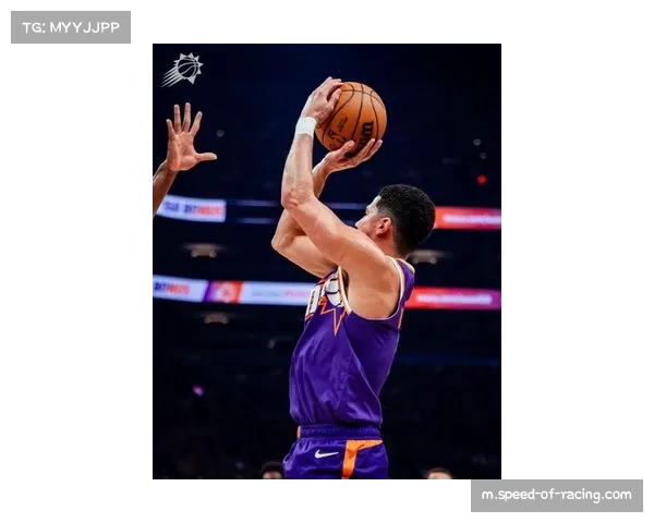 布克关键时刻表现稳定 太阳进攻体系依赖其持球投射能力